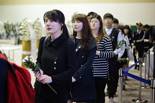 나의 사진 앞에 서 있는 그대, 제발 눈물을 멈춰요.jpg | 인스티즈