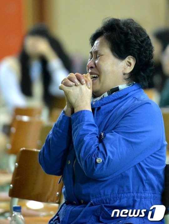 나의 사진 앞에 서 있는 그대, 제발 눈물을 멈춰요.jpg | 인스티즈