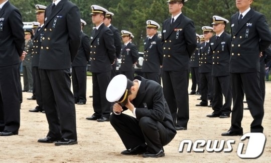 나의 사진 앞에 서 있는 그대, 제발 눈물을 멈춰요.jpg | 인스티즈