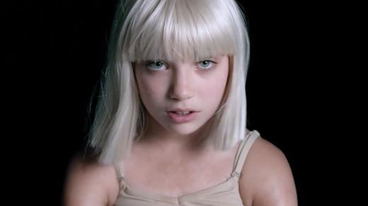 게이 클럽에서 일어난 최악의 총기난사, 시아(Sia) 그리고 댄스 신동 매디 지글러(Maddie Ziegler).Story | 인스티즈