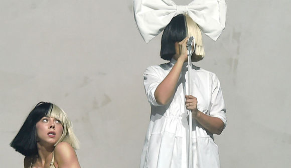 게이 클럽에서 일어난 최악의 총기난사, 시아(Sia) 그리고 댄스 신동 매디 지글러(Maddie Ziegler).Story | 인스티즈