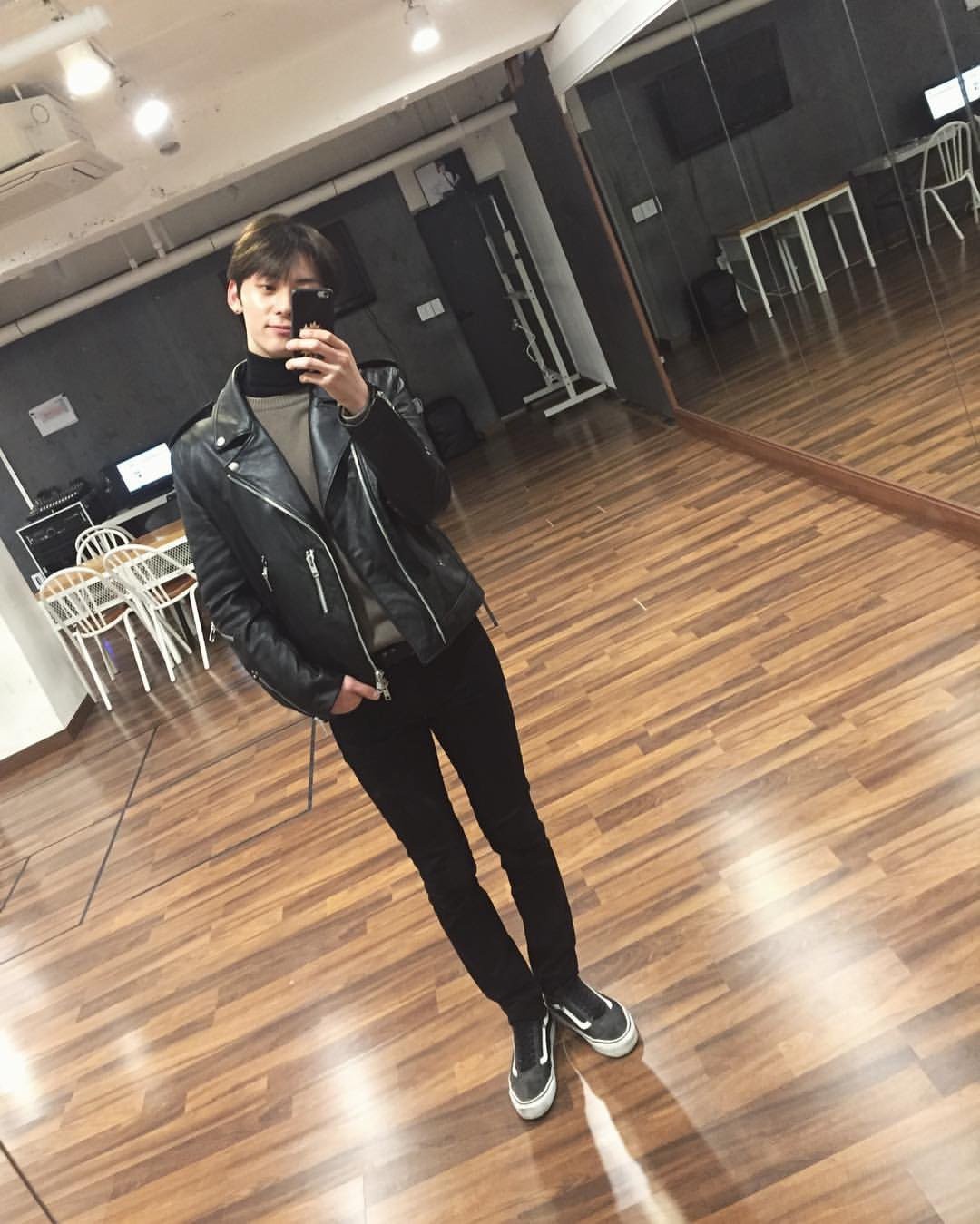 황민현 다리길이=강동원 다리길이 | 인스티즈