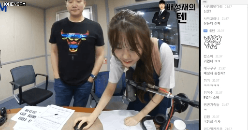 팟수들 앞에서 카톡 이모티콘 따라하는 소혜.gif | 인스티즈
