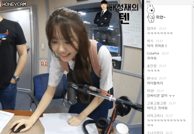 팟수들 앞에서 카톡 이모티콘 따라하는 소혜.gif | 인스티즈