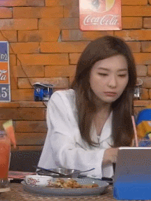 먹방중 방송 끝난다니깐 급하게 먹는 슬기.gif | 인스티즈