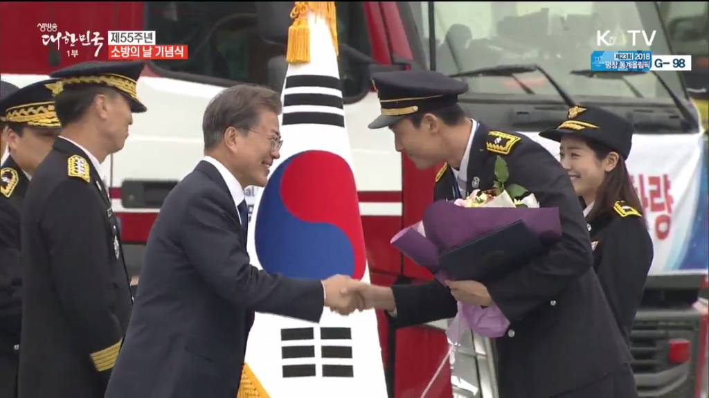 오늘자 문재인 대통령 (feat.한지민, 정우성) | 인스티즈