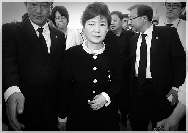 사진으로 보는 대한민국 정치 느와르 10년 .JPG | 인스티즈