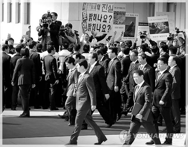 사진으로 보는 대한민국 정치 느와르 10년 .JPG | 인스티즈