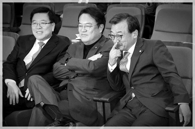 사진으로 보는 대한민국 정치 느와르 10년 .JPG | 인스티즈