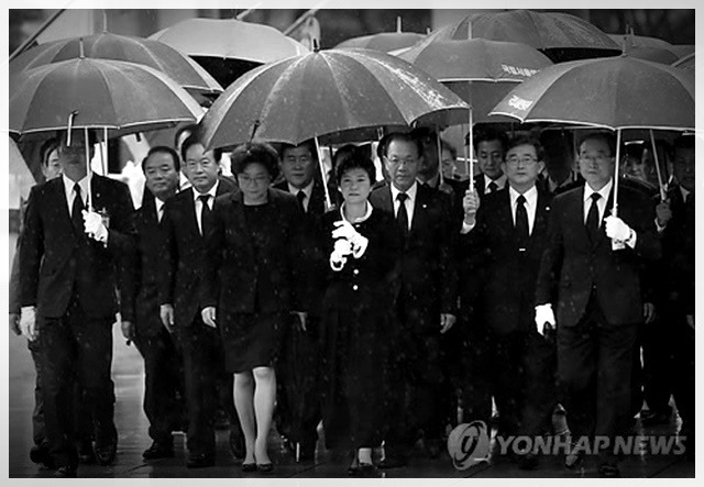 사진으로 보는 대한민국 정치 느와르 10년 .JPG | 인스티즈