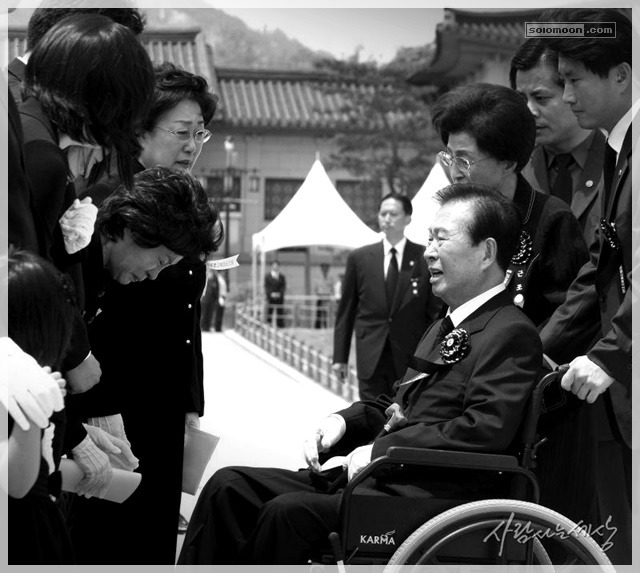 사진으로 보는 대한민국 정치 느와르 10년 .JPG | 인스티즈