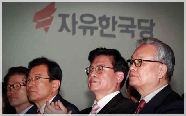 사진으로 보는 대한민국 정치 느와르 10년 .JPG | 인스티즈