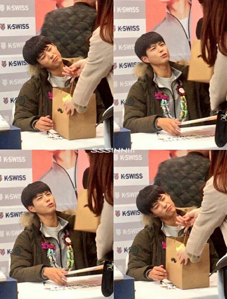 팬싸 가서 박보검에게 선물을 주면 볼 수 있는 표정.jpg | 인스티즈