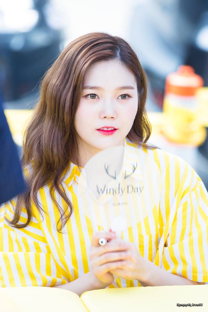 팬사인회에서 서로 참참참 하는 오마이걸 멤버들 | 인스티즈