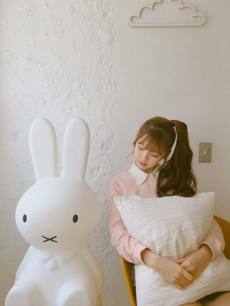 팬사인회에서 받은 어피치 인형이 마음에 든 오마이걸 멤버 | 인스티즈