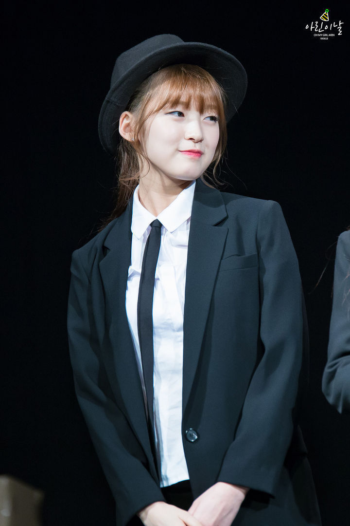 치킨 섹시하게 먹기를 도전하는 오마이걸 멤버 | 인스티즈