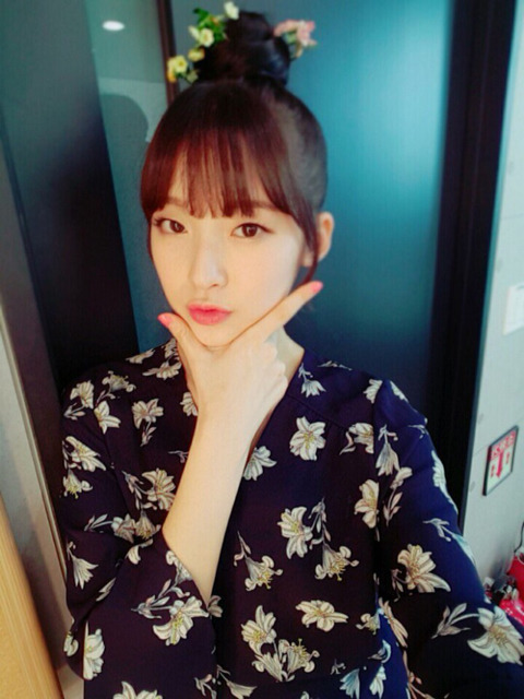 팬사인회에서 받은 어피치 인형이 마음에 든 오마이걸 멤버 | 인스티즈