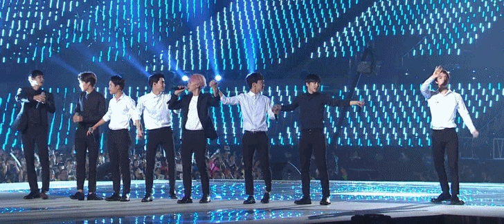 세훈 : (팬들한테 인사하느라 정신팔림) ⊼⌔⊼ | 인스티즈