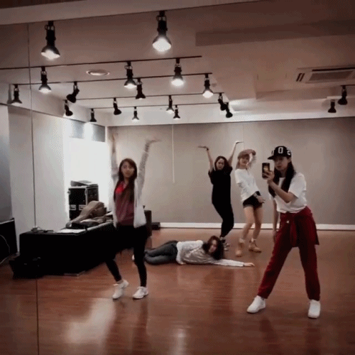 바닥을 기어다니는 아이돌ㅋㅋㅋㅋ(ft.허리-골반).gif | 인스티즈