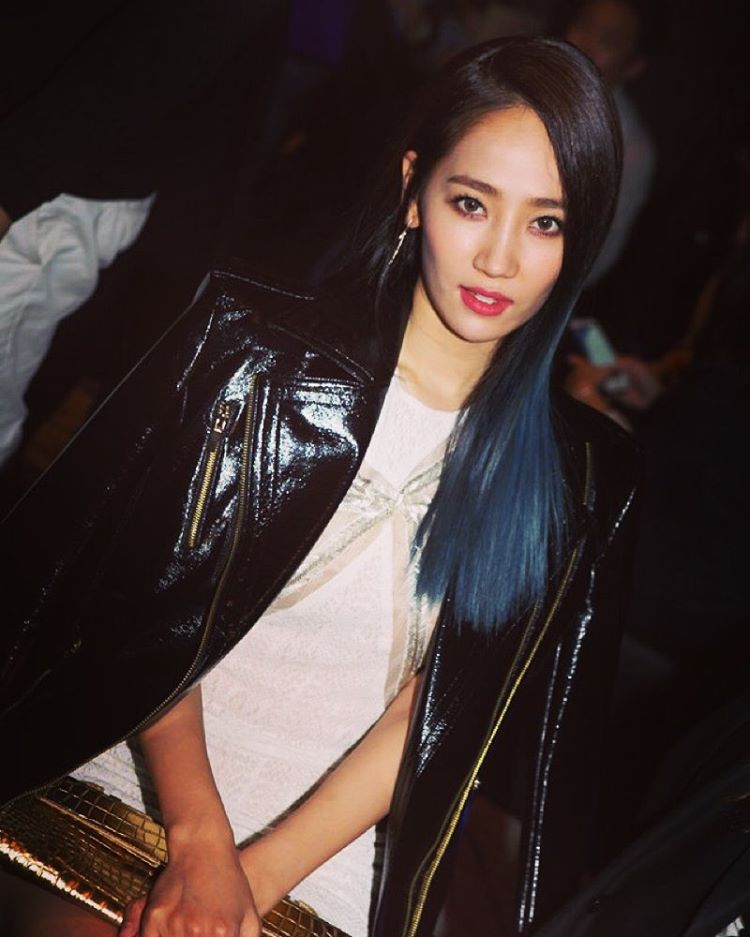 파란색 투톤으로 바꾸고 냉미녀 느낌 제대로였던 여자아이돌 | 인스티즈