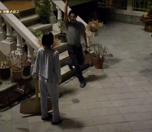 응팔에서 혜리를 가장 반갑게 맞아준 사람.gif | 인스티즈