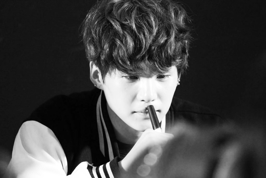 윤기 이 사진도 나름 희귀짤 아닌가? 내가 좀 보정했는데 원본을 못 찾겠다 | 인스티즈