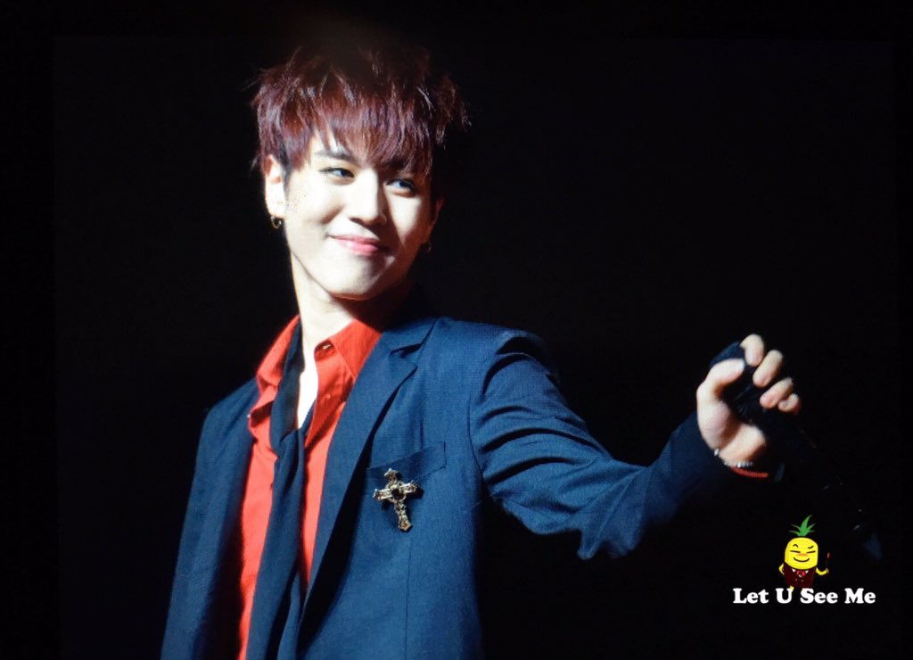 오늘자 MAMA 레드카펫 무대 마이크 돌리는 애.gif | 인스티즈