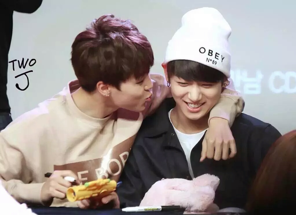 ㄱ 봐봐 표정이 다르잖아 대체 무슨일이 있었던거야 | 인스티즈