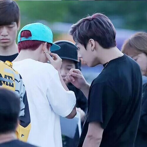 정국이 지민이가 얼굴 봐달라고 하면 자세가 한결같네.. | 인스티즈