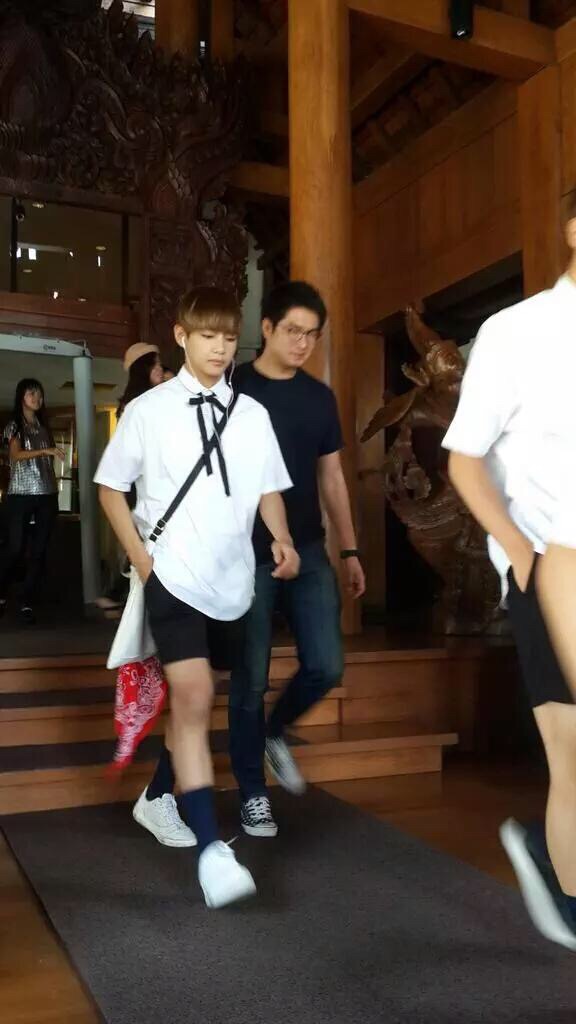 바지가 웬만한 걸그룹만큼 짧아서 걱정이라는 아이돌.bts | 인스티즈