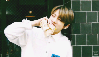 팬싸가서 정국이에게 뽀뽀해달라고 뺨을 내밀면 | 인스티즈