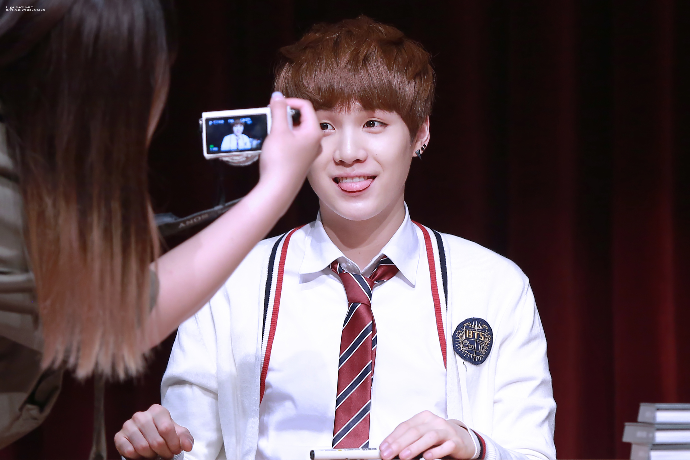 윤기 사진 찍는 거 왜 이렇게 귀여워? | 인스티즈