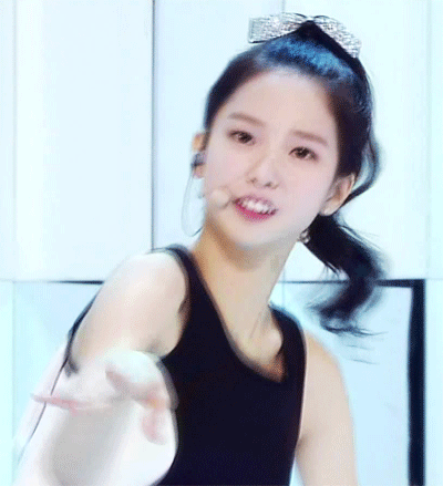 아이돌 그룹들의 귀여운 무대위 돌발상황 모음 GIF | 인스티즈