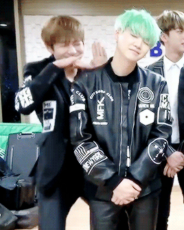 김태형이랑 전정국 윤기 때리는것 좀 봐ㅋㅋㅋㅋ | 인스티즈