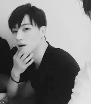 그냥 쳐다보는데 설레는 어제자 아이돌 V앱 라이브.jpgif | 인스티즈