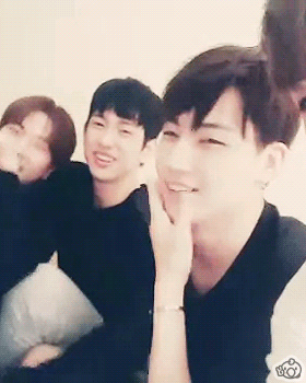 그냥 쳐다보는데 설레는 어제자 아이돌 V앱 라이브.jpgif | 인스티즈