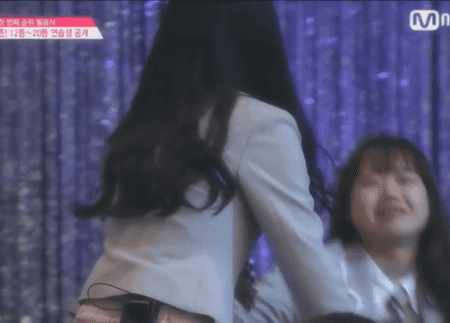 [프로듀스101] 김도연 데뷔 확정되자마자 오열하는 최유정.gif | 인스티즈