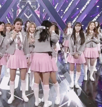 [프로듀스101] 김도연 데뷔 확정되자마자 오열하는 최유정.gif | 인스티즈