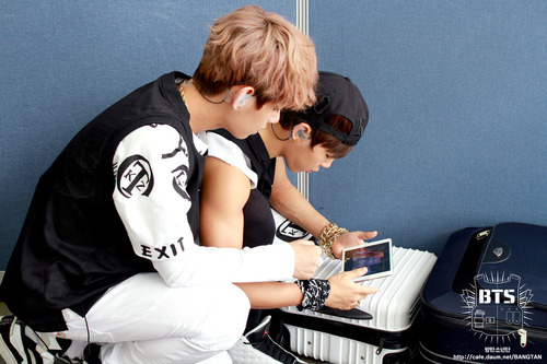 ㄱ 너네 왜 뷔민이 딴 컾들 다 갖고 있다는 관계성 고찰 글이 없는지 앎? | 인스티즈