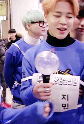 ㄱ정국이 아 오늘 넘 춥다 하면서 지민이 옆구리에 손넣는거 무슨 남친인줄....... | 인스티즈