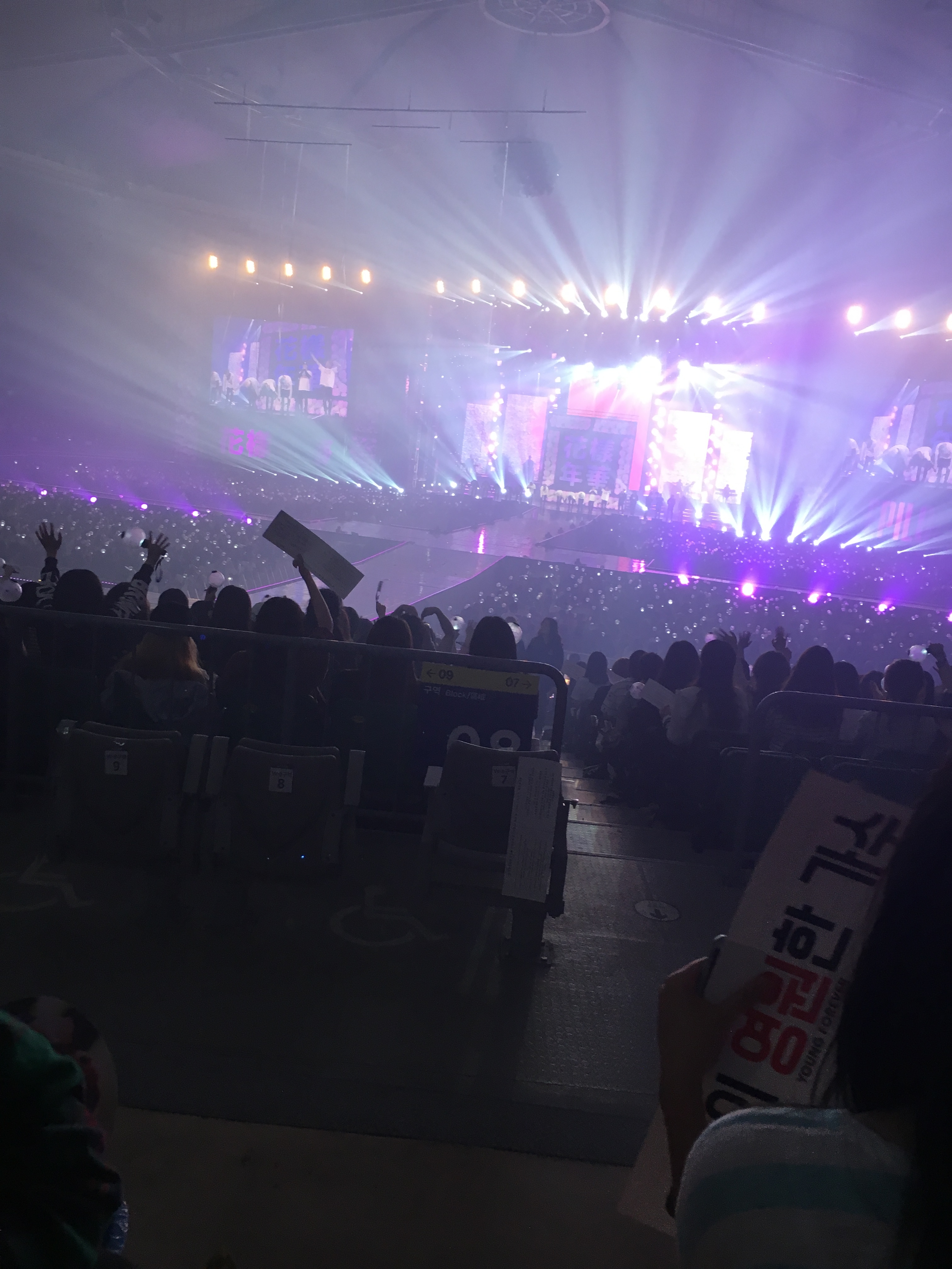 나탄 쫄보라소 콘서트 애들 나온 사진 이런거밖에 없음... | 인스티즈