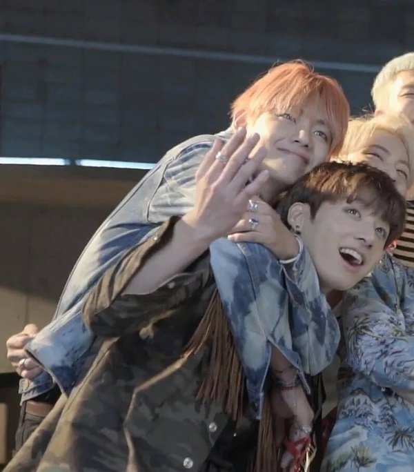 아니 리얼 태형이는 다리가 필요없음 정국이가 알아서 운반해줌ㅋㅋㅋㅋㅋㅋ | 인스티즈