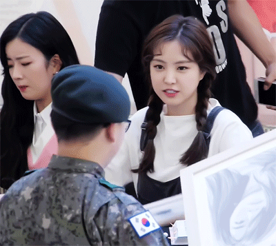 군인과 경례를 해보고 싶었던 걸그룹 | 인스티즈