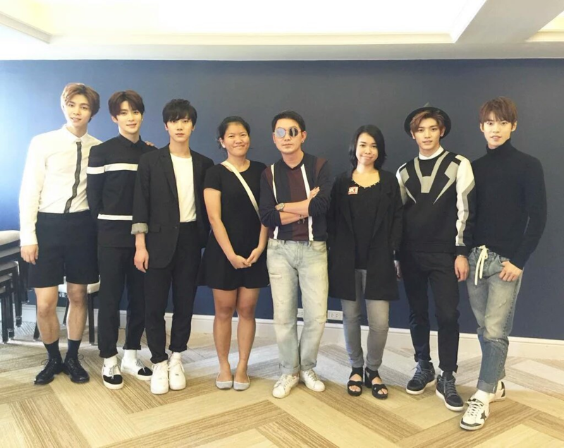 왼손이 주머니에 붙어있는 듯한 아이돌 | 인스티즈