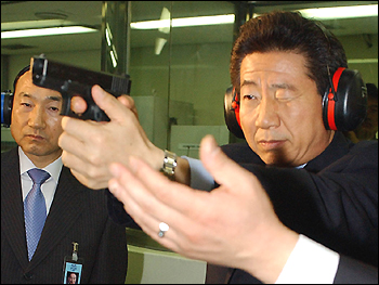 정치인들의 사격 자세 | 인스티즈