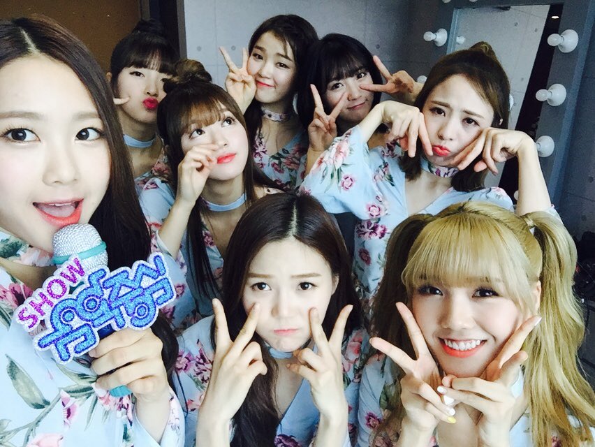 오늘자 오마이걸 음악중심 대기실 셀카.jpg | 인스티즈