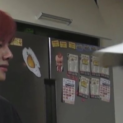 아니 애들 숙소냉장고에 준이 포카 붙여논거 핵웃김ㅋㅋㄱㅋㄱㅋㅋㄲㅋㅋㄱㅋㅋㄲㅋㄱㅋㄱㅋㄱㅋㄲㅋㄱㅋㅋㄱㅋㅋ | 인스티즈