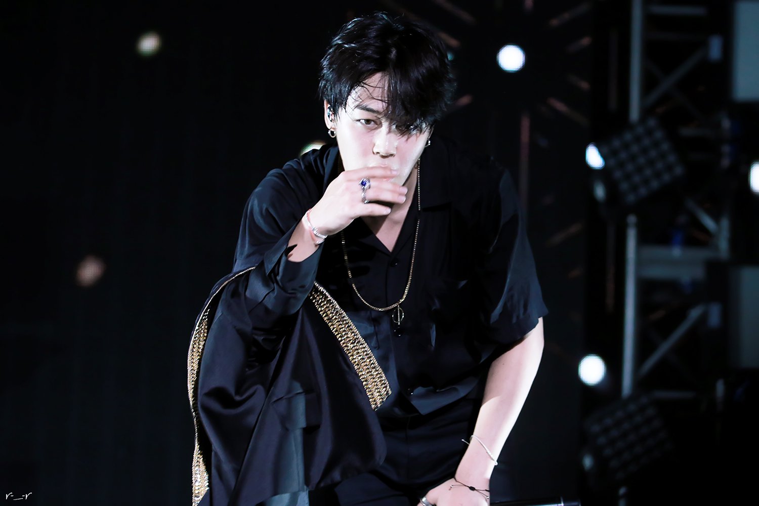 지민이 흑표범같은 사진 | 인스티즈