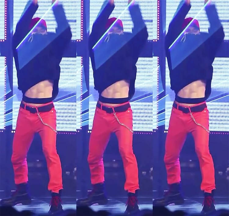 얘는 데뷔초에 춤추다 의도치 않게 복근 공개된적있는데 | 인스티즈