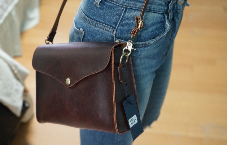 둘이 비슷한 디자인 1.5배이상 차이나는 가격인데 닥 비싼쪽이야? | 인스티즈